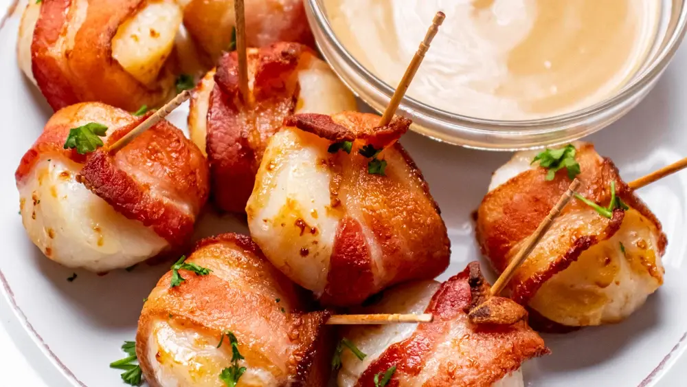 4 Bacon-Wrapped Sea Scallops served with Cheddar Bay Biscuits on Red Lobster USA menu 2026