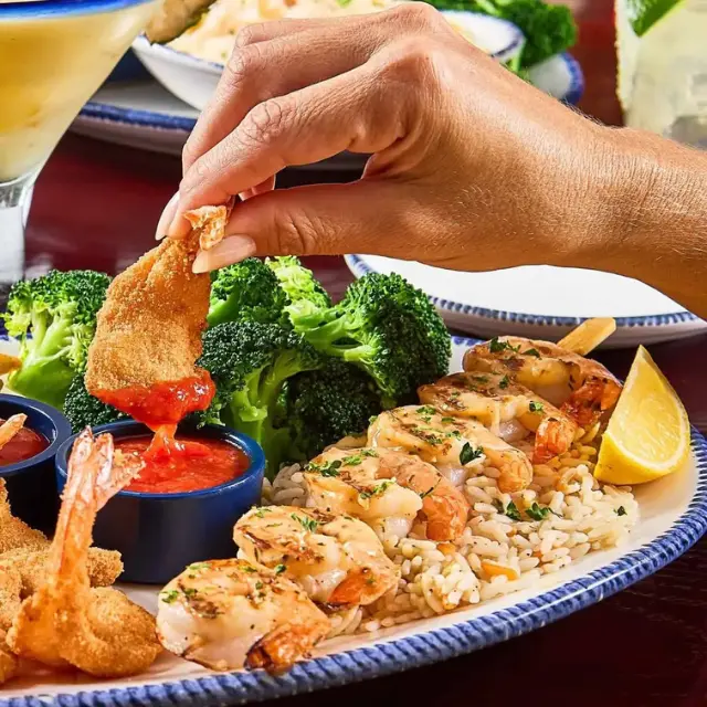 Restaurant menus with seafood combo meals, lobster rolls, shrimp platters, and lunch specials (2026)