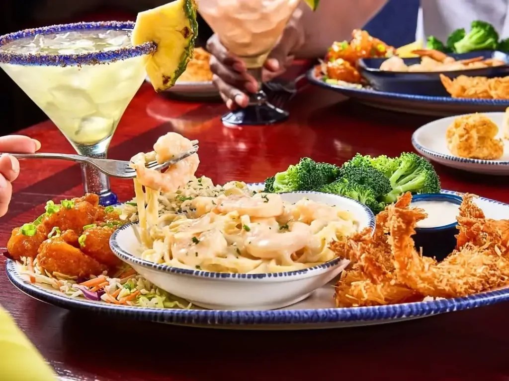 red lobster seafood lunch combo with fries salad shrimp and lobster roll
